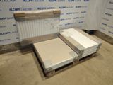 deux matelas posés sur des palettes dans une pièce