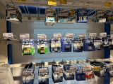 de nombreux articles à vendre sur les étagères du magasin
