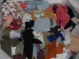 un tas de vêtements dans un sac posé par terre