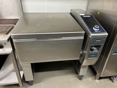 deux fours en acier inoxydable placés côte à côte dans une cuisine