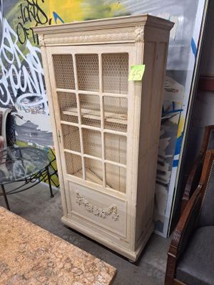 une armoire dont la partie supérieure est munie d'une porte vitrée