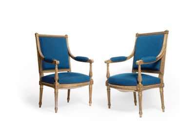 paire de fauteuils rembourrés bleus, avec accoudoirs et pieds