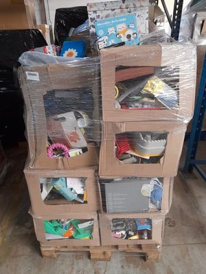 une pile de boîtes empilées les unes sur les autres
