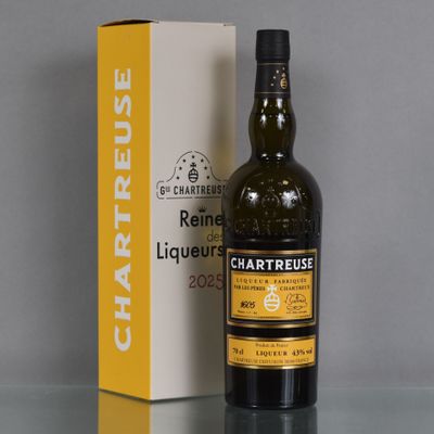 une bouteille de vin posée sur une table à côté d'une boîte