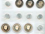 une photo d'une vitrine contenant de nombreuses pièces de monnaie différentes