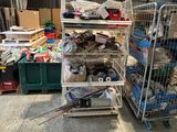 un chariot chargé d'un tas d'articles dans un entrepôt
