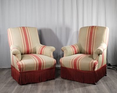 paire de fauteuils rembourrés avec des housses rayées rouges et beiges