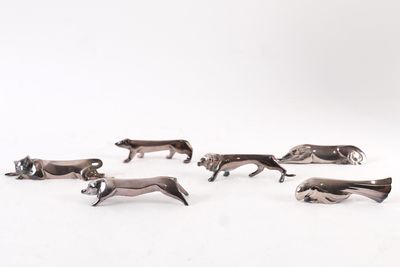 six figurines de chiens en argent sur fond blanc