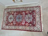 un tapis oriental posé au sol près d'une porte