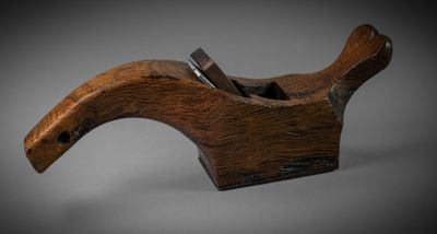 an old planer with a wooden handle sitting on a table