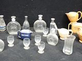 de nombreux vases et bouteilles en verre posés sur une table