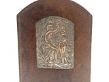 une photo d'une plaque en bronze représentant un homme et une femme dans les bois