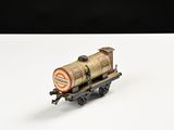 un vieux wagon de train miniature posé sur une surface blanche, sur fond noir