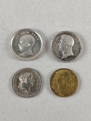 trois types de pièces différents posés sur une surface blanche