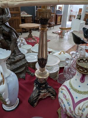 il y a de nombreux vases différents sur la table dans cette pièce