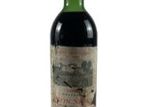 gros plan d'une bouteille de vin sur fond blanc
