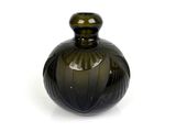 un vase en verre vert avec un couvercle noir