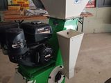 a small machine that is sitting in a garage