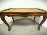 une photo d'une table en bois dans une pièce aux murs blancs