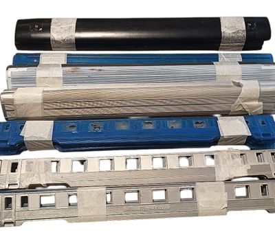quatre types différents de tuyaux en plastique et un tube
