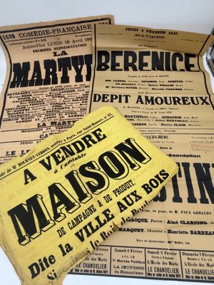 une serviette jaune sur laquelle figure l'image d'un homme à côté d'une paire de ciseaux