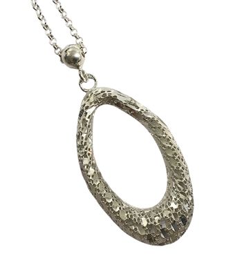 gros plan d'un collier sur fond blanc