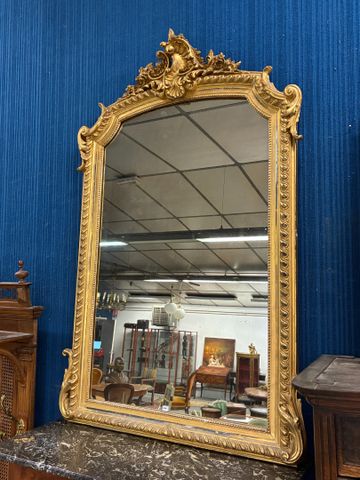Important miroir cadre en bois et stuc doré de style rocaille. XI