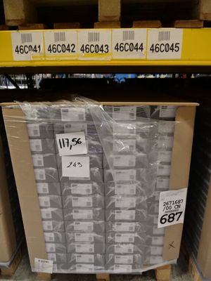 une grande pile de cartons sur l'étagère du magasin