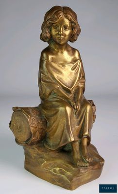 statue en bronze représentant une fillette assise sur un rocher avec un chien