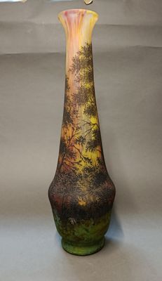 un vase sur lequel est représentée une forêt