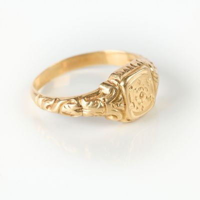 Bague en or gravée d'une pensée et de feuillages. - Photo 1