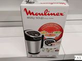 une boîte de soupe posée sur une étagère dans un magasin
