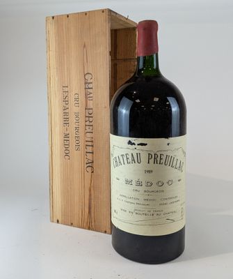 une bouteille de vin devant une caisse en bois