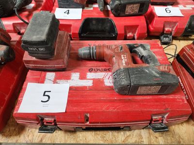 un grand nombre d'outils posés sur une table