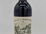 une bouteille de vin rouge du Château Carbonne, en France