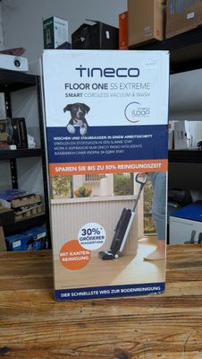 une boîte posée sur une table en bois, avec un chien dessus