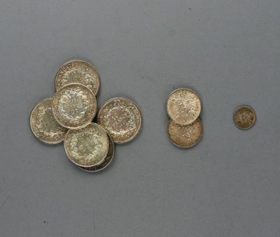 Plusieurs types de pièces sont représentés sur une surface grise