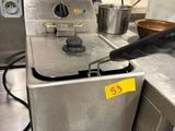 une image d'une cuisine commerciale avec beaucoup d'équipements