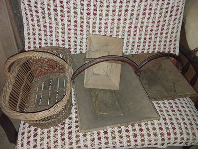 une chaise sur laquelle se trouvent un panier et un livre