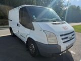 une camionnette blanche garée sur le bord de la route