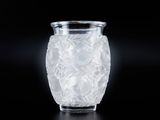 un vase en verre transparent orné d'un motif de feuilles