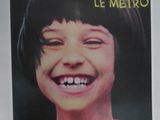 affiche représentant un enfant souriant, avec un grand sourire, en couverture d'un magazine