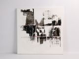 photographie en noir et blanc d'un tableau en noir et blanc accroché à un mur blanc
