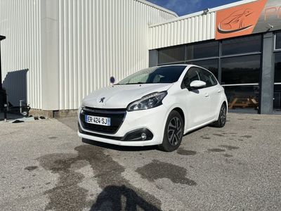 la voiture blanche est garée devant un bâtiment