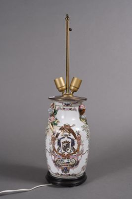une image représentant une lampe posée sur une table à côté d'une autre lampe