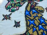 une photo d'une photo d'une nappe sur laquelle figure l'image d'une femme