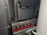 une image d'une cuisine commerciale avec des appareils en acier inoxydable