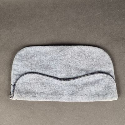 un gros plan d'un sac gris posé sur une table
