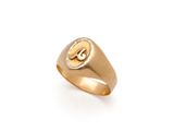 un gros plan d'une bague en or sur laquelle figure une lettre