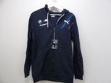 une veste bleue arborant le logo BMW, accrochée au mur